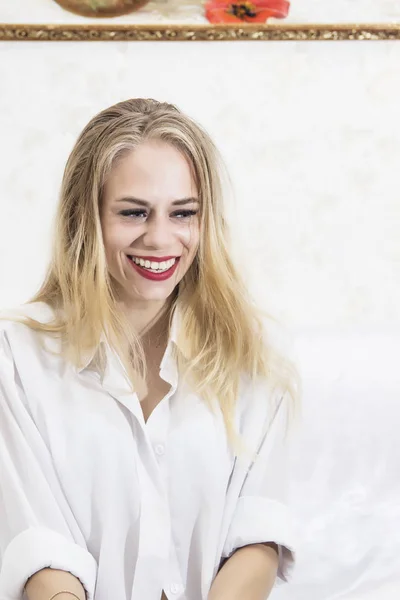 Ung Vacker Flicka Med Blå Ögon Poserar Vit Bakgrund Nära — Stockfoto