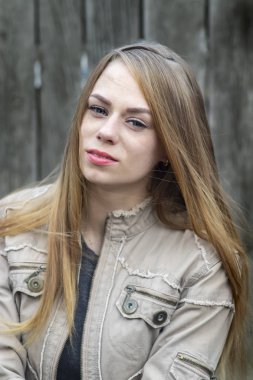 Güzel bir genç kızın portresi.