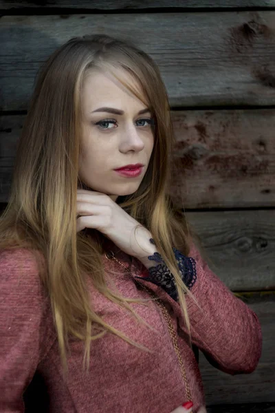 Retrato de una hermosa joven — Foto de Stock