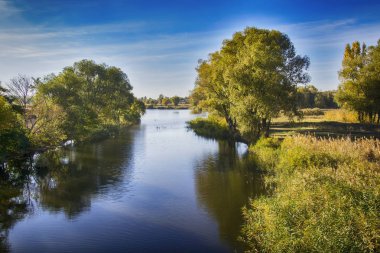 mavi nehir ile sonbahar manzara