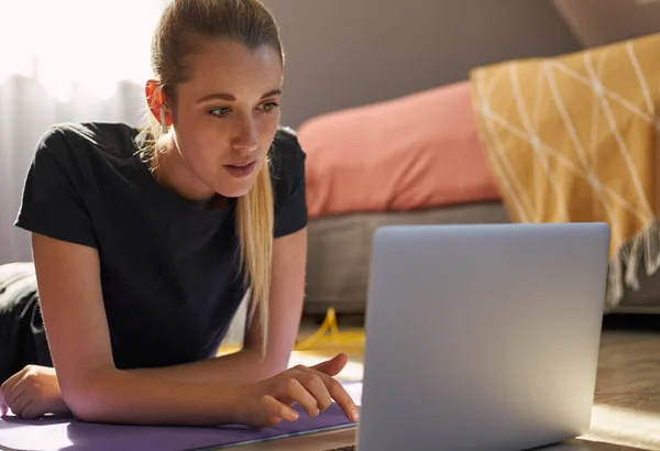 Jovem Que Participa Aula Fitness Online Frente Laptop — Fotografia de Stock