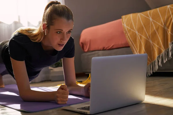 Dizüstü Bilgisayarın Önündeki Beden Eğitimi Dersine Katılan Genç Bir Kadın — Stok fotoğraf