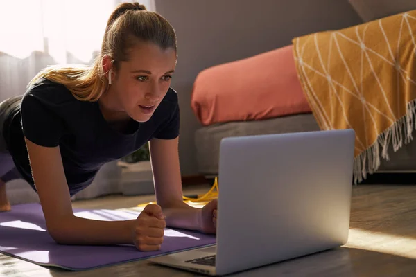 Jovem Que Participa Aula Fitness Online Frente Laptop — Fotografia de Stock