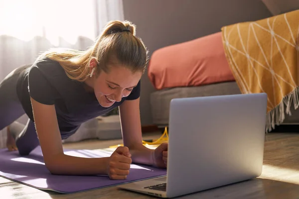 Jovem Que Participa Aula Fitness Online Frente Laptop — Fotografia de Stock