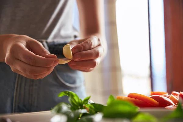 Woman Peeling Garlic Whilst Preparing Dinner Kitchen — Stock Photo, Image