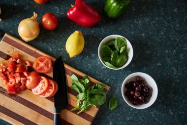 Ahşap doğrama tahtasında akşam yemeği için hazırlanan malzemeler..