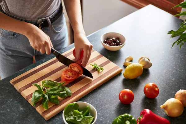 Close Woman Slicing Tomato Wooden Chopping Board — Stock Photo, Image