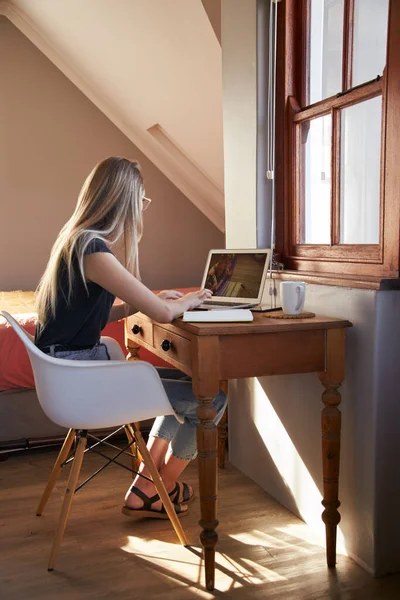 Evde Çalışan Genç Bir Bayan Kahve Içerken Dizüstü Bilgisayarda Çalışıyor — Stok fotoğraf
