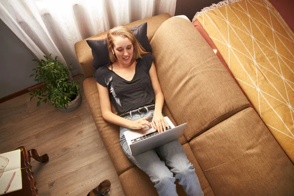 Junge Frau Arbeitet Von Hause Aus Entspannt Auf Dem Sofa — Stockfoto
