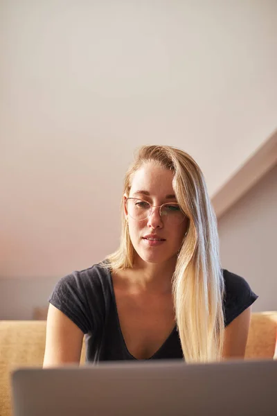 Dizüstü Bilgisayarda Yazan Gözlüklü Genç Bir Kadın — Stok fotoğraf