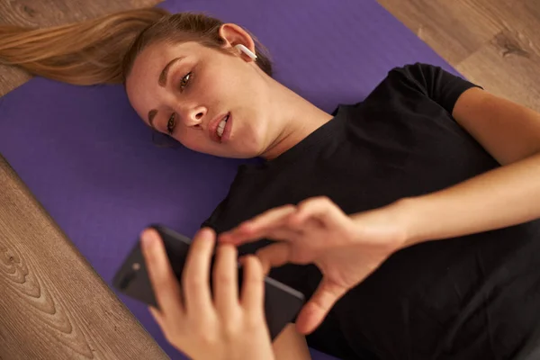 Jovem Deitada Tapete Ioga Telefone Celular Ouvindo Música — Fotografia de Stock