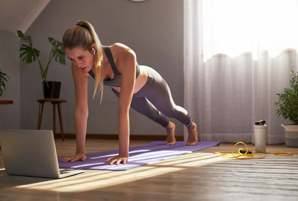 Jovem Que Participa Aula Fitness Online Frente Laptop — Fotografia de Stock