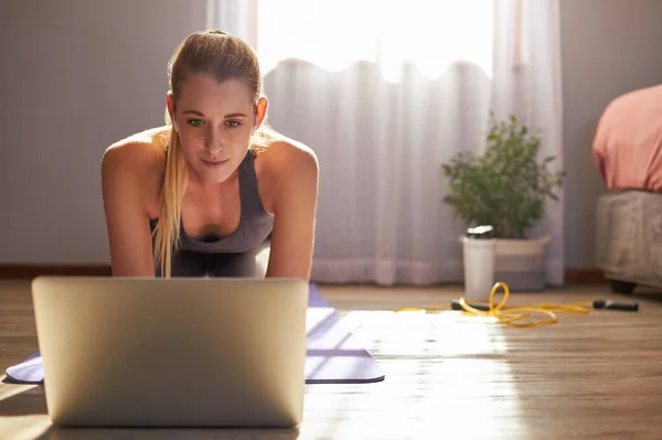 Jovem Que Participa Aula Fitness Online Frente Laptop — Fotografia de Stock