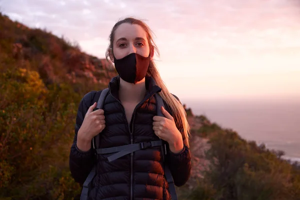 Mujer Joven Ajustando Máscara Facial Cima Montaña Durante Puesta Sol — Foto de Stock