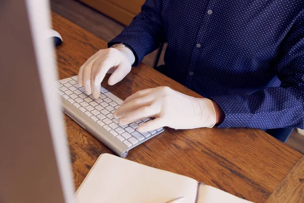 Masada Çalışan Isimsiz Bir Adamı Koruyucu Eldivenlerle Klavyeye Yazı Yazıyor — Stok fotoğraf