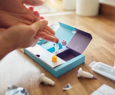 Ev kanı DNA 'sı COVID-19 testi ve parmak üzerinde kan..