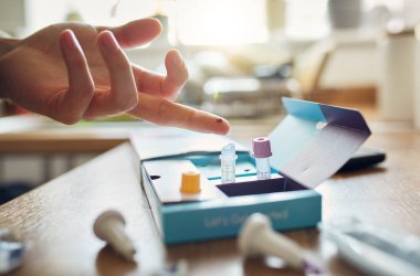 Ev kanı DNA 'sı COVID-19 testi ve parmak üzerinde kan..