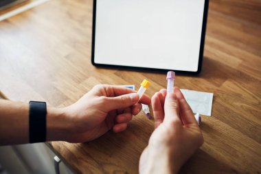 Mutfaktaki dijital tablette boş ekranlı ev kan testi kiti..