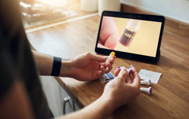 Mutfaktaki dijital tablet üzerinde özel eğitimli ev kanı test kiti.