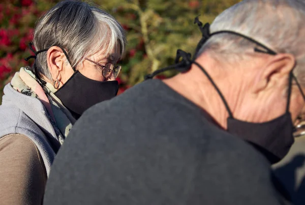 Casal Sênior Ativo Caminhada Livre Usando Máscaras Faciais Dia Ensolarado — Fotografia de Stock