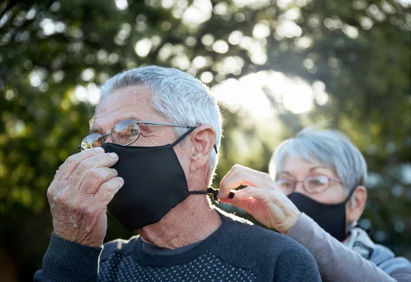 Casal Sénior Ativo Caminhada Livre Usando Máscaras Faciais Mulher Ajudando — Fotografia de Stock