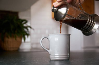 Kahvaltıda bir kafeden taze kahve dökülüyor..