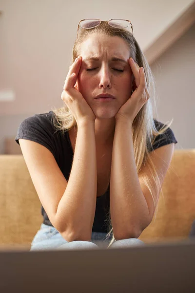 Stresszes Fiatal Dolgozik Otthonról Kanapén Nappaliban — Stock Fotó