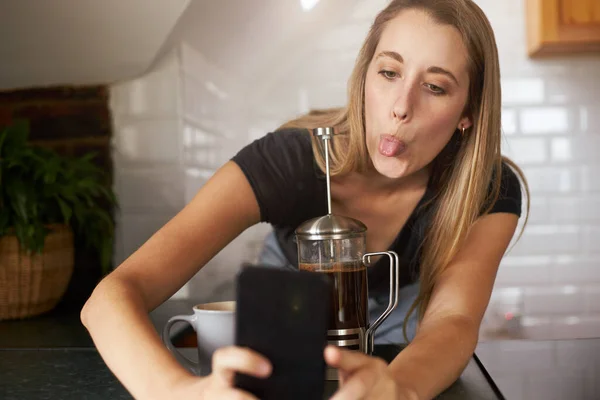 Jovem Mulher Usando Smartphone Encostado Mesa Cozinha Fazendo Café — Fotografia de Stock