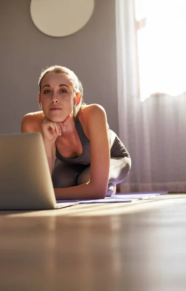 Młoda Kobieta Uczestniczy Zajęciach Fitness Online Przed Laptopem Patrząc Kamerę — Zdjęcie stockowe