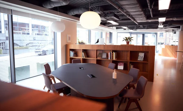 Moderna Oficina Compartir Vacía Con Desinfectante Manos Mesa Del Escritorio —  Fotos de Stock