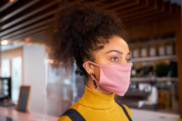 Feminino Africano Café Proprietário Vestindo Máscara Facial Olhando Para Fora — Fotografia de Stock