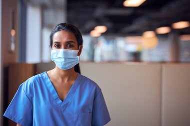 Sağlık Salgını sırasında Yoğun Hastane 'de Baskı Altında Giyinen Maskeli Kadın Doktor