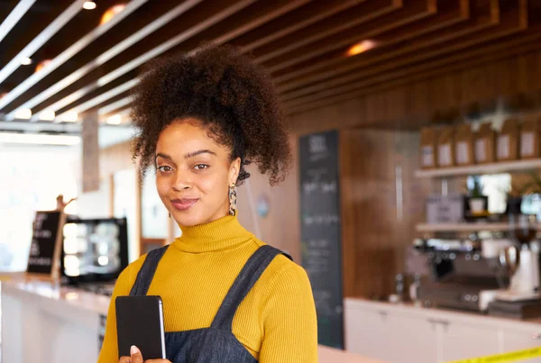 Retrato Empresaria Femenina Propietaria Cafetería Máscara Usando Tableta Digital Durante — Foto de Stock