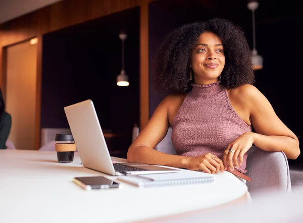 Portret Van Zakenvrouw Met Laptop Sociaal Afstandelijke Bijeenkomst Kantoor Tijdens — Stockfoto