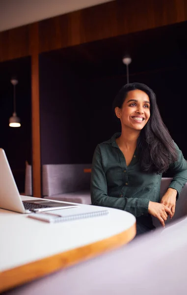 Empresária Sentada Mesa Reunião Trabalhando Laptop Escritório Plano Aberto Moderno — Fotografia de Stock