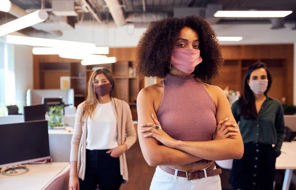 Retrato Equipe Negócios Feminina Usando Máscaras Faciais Escritório Plano Aberto — Fotografia de Stock