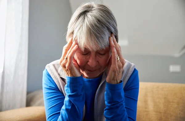 Senioren Vrouw Lijden Met Stress Hoofdpijn Thuis Houden Hoofd Pijn — Stockfoto