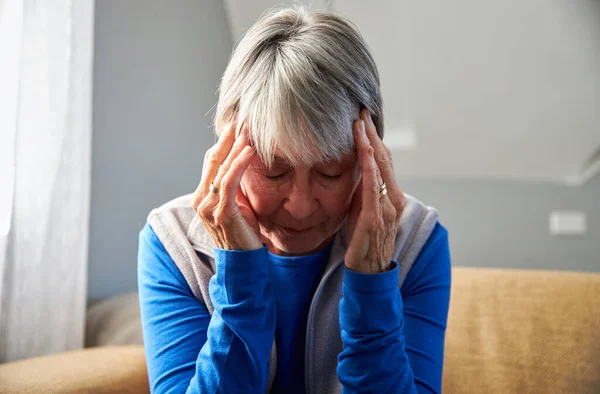 Femme Âgée Souffrant Stress Maux Tête Maison Tenant Tête Dans — Photo