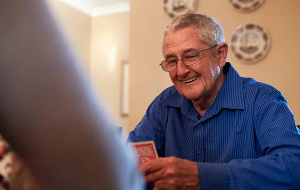 Casal Sênior Casa Sentado Mesa Jogando Cartas Juntos — Fotografia de Stock