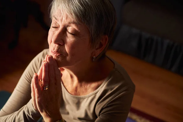 Close Mulher Sênior Casa Orando Meditando Com Mãos Juntas — Fotografia de Stock