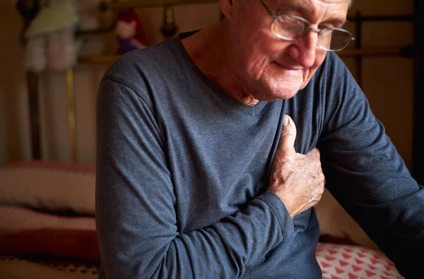 Homem Sênior Com Problemas Saúde Casa Apertando Peito Dor — Fotografia de Stock