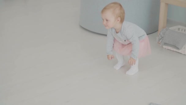 Μωρό πρώτα βήματα, αργή κίνηση. Κοντινό πλάνο, στα πόδια. Ορόσημο μωρό, νήπιο, 1 χρονών. Ευτυχισμένη παιδική ηλικία — Αρχείο Βίντεο