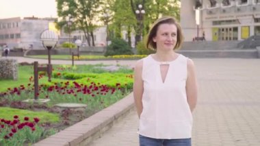 Güzel bir buket tutan güzel bayan. Güzel çiçekler dokunmadan el. Doğanın keyfini