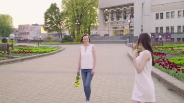 Kızı Smartphone kullanarak video olan güzel bir kadın. Kız annesi sosyal medya ile hareket eden telefon için video fotoğraf çekimi