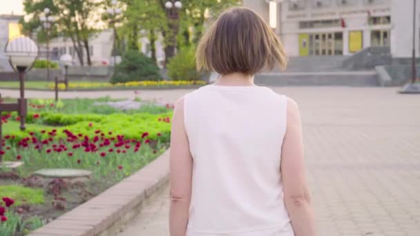 공원에서 산책 하는 아름 다운 여자 — 비디오