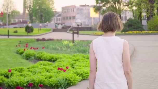 공원에서 산책 하는 아름 다운 여자 — 비디오