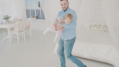 Güzel kızı odaya sallanan baba. Ağır çekim
