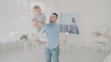 Güzel kızı odaya sallanan baba. Ağır çekim