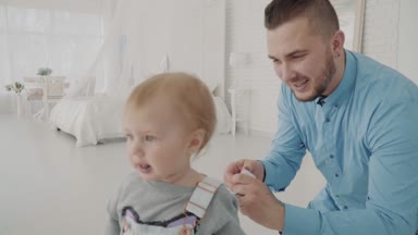 Daha uzağa diz üstünde güzel kızı Giydir. Mutlu bir aile. Ağır çekim