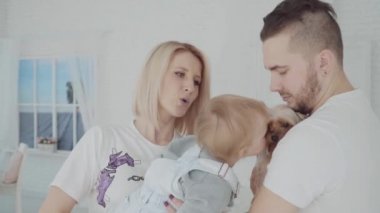 Küçük sevimli kız köpek öpüşme. Mutlu bir aile. Ağır çekim